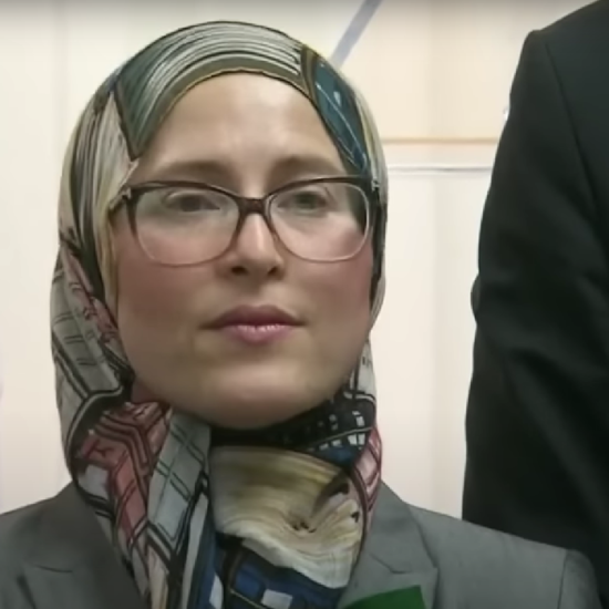 La conseillère canadienne Amira Elghawaby sous le feu des critiques. Mizane.info