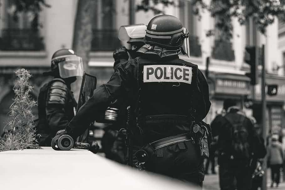 La police armé de anceur de balles de défense (LBD)