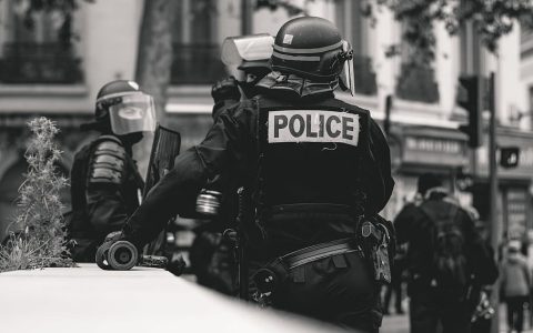 La police armé de anceur de balles de défense (LBD)