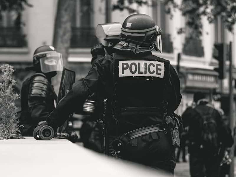 La police armé de anceur de balles de défense (LBD)