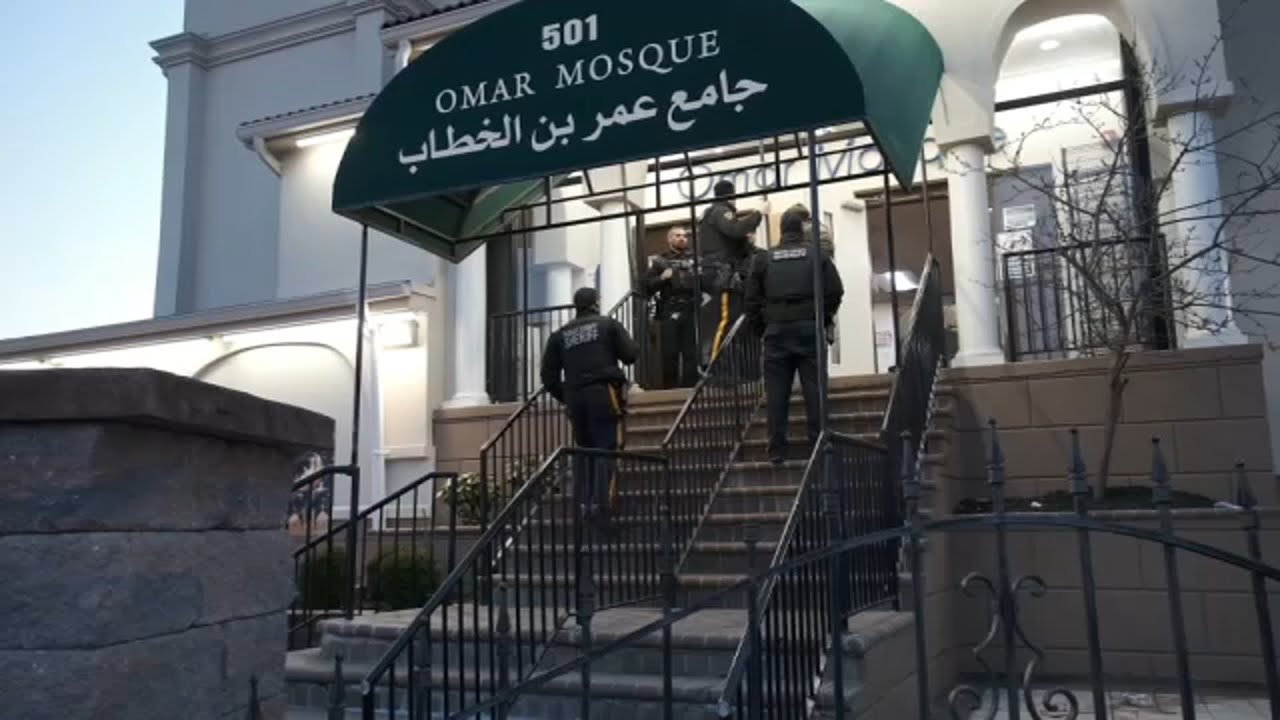La police assure la sécurité autour de la mosquée Omar (Capture YouTube).