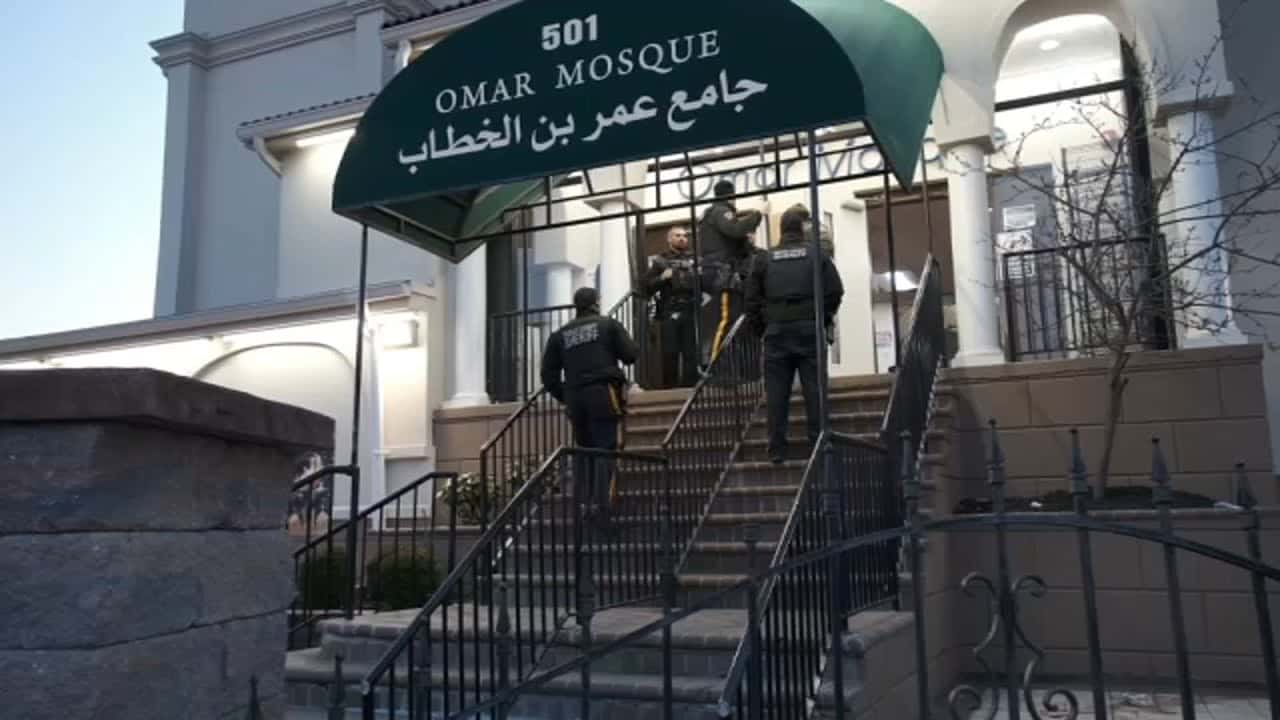 La police assure la sécurité autour de la mosquée Omar (Capture YouTube).