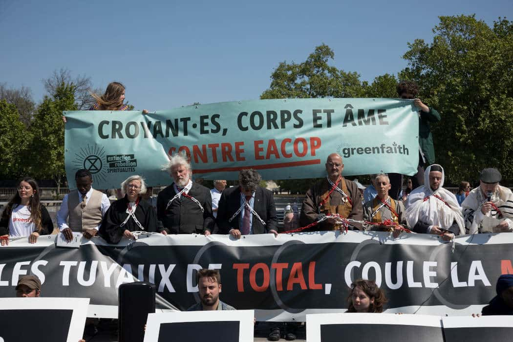 Justice climatique : 9 personnalités religieuses s'enchaînent contre Total Mizane.info